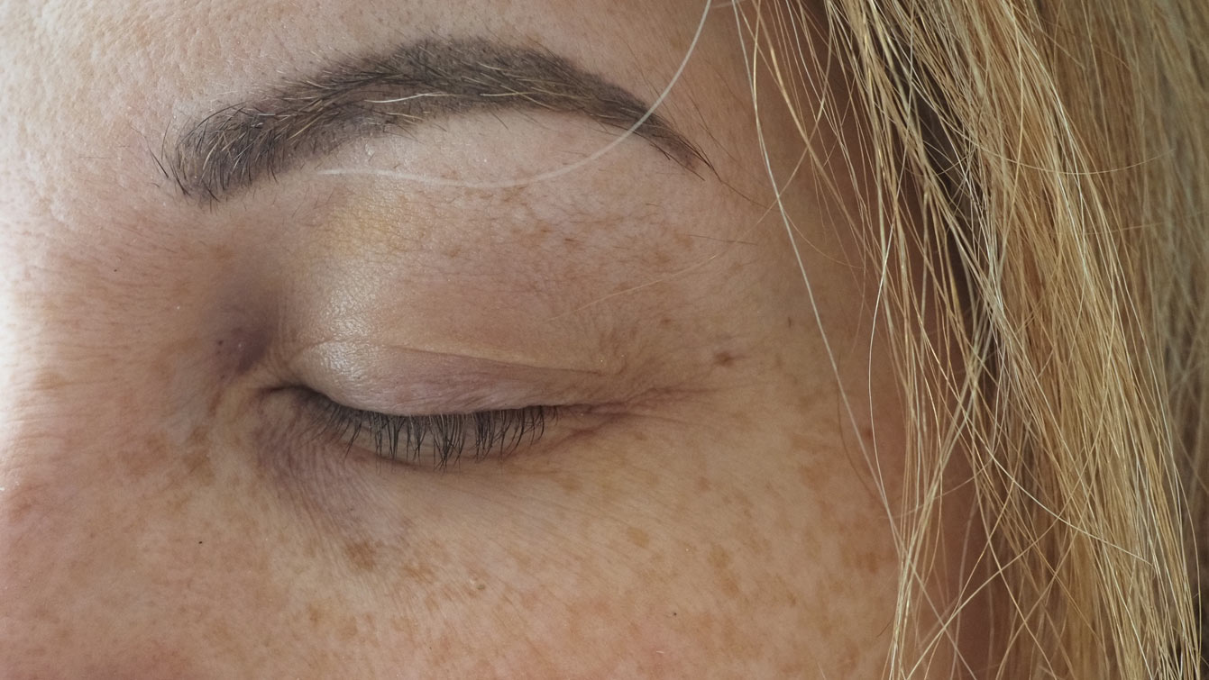 Œil fermé aux cils fins avant l'utilisation du sérum RevitaLash Advanced