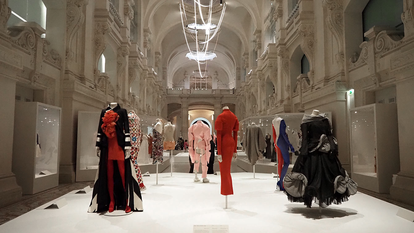 la nef de l'exposition Look au musée des Arts décoratifs et ses quarante silhouettes