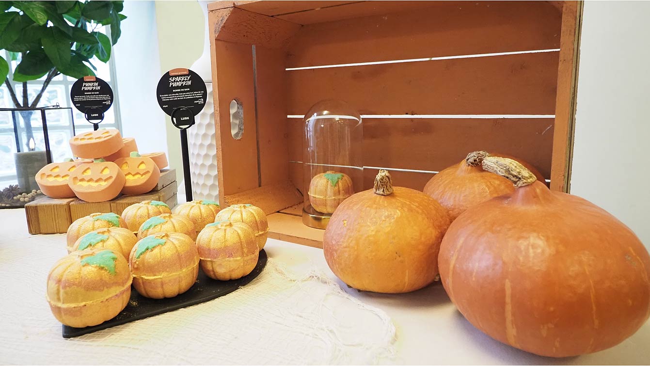 Sparkly Pumpkin - Bombe de bain à gauche, collection Automne Lush