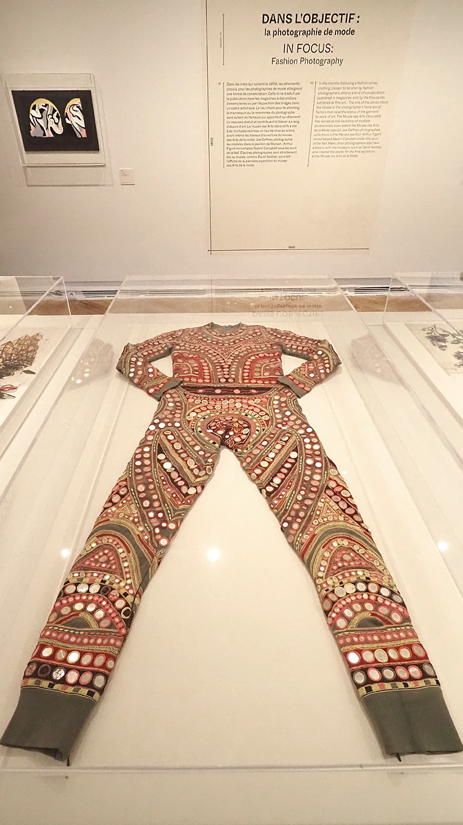 Dans les coulisses de la conservation : une combinaison entièrement brodée de miroirs et de perles, Alexander Mc Queen