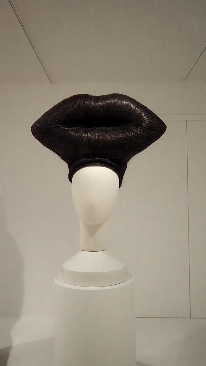 perruque Black Lips de Charlie Le Mindu en forme de bouche, exposition Look au musée des Arts décoratifs