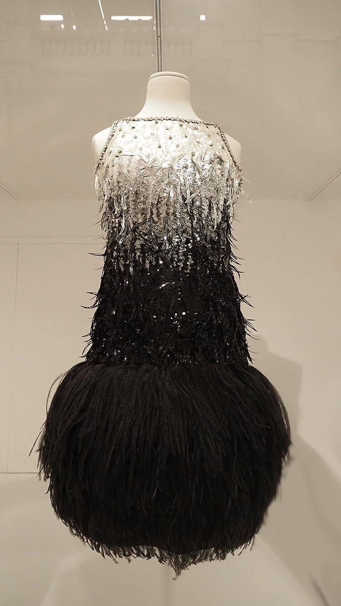 robe Yves Saint Laurent en paillettes et plumes, exposition Look au musée des Arts décoratifs