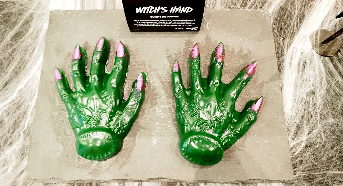 Collection Lush Halloween présentée avec une main de sorcière verte et des toiles d'araignée