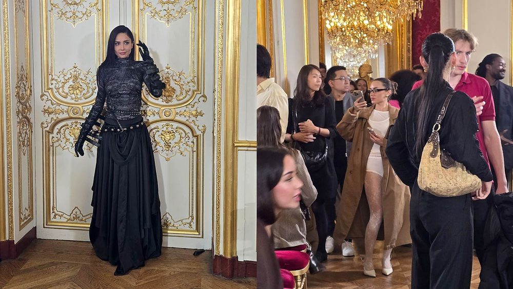 Mannequin en tenue noire à manches de dentelle, longs gants noirs et jupe ample, posant devant les boiseries blanches et dorées de l'Hôtel Le Marois lors du défilé NEXT ASIA / Invités photographiant et discutant après le défilé NEXT ASIA dans un salon de l'Hôtel Le Marois, sous un lustre en cristal