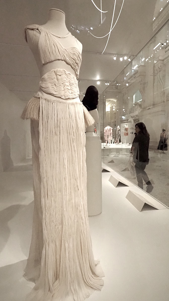 robe Helmut Lang en soie plissée et crin, exposition Look au musée des Arts décoratifs