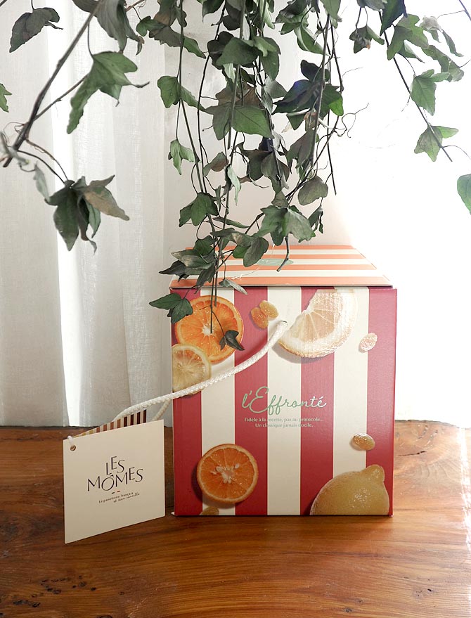 Boîte rouge et blanche du panettone traditionnel L'Effronté et son étiquette