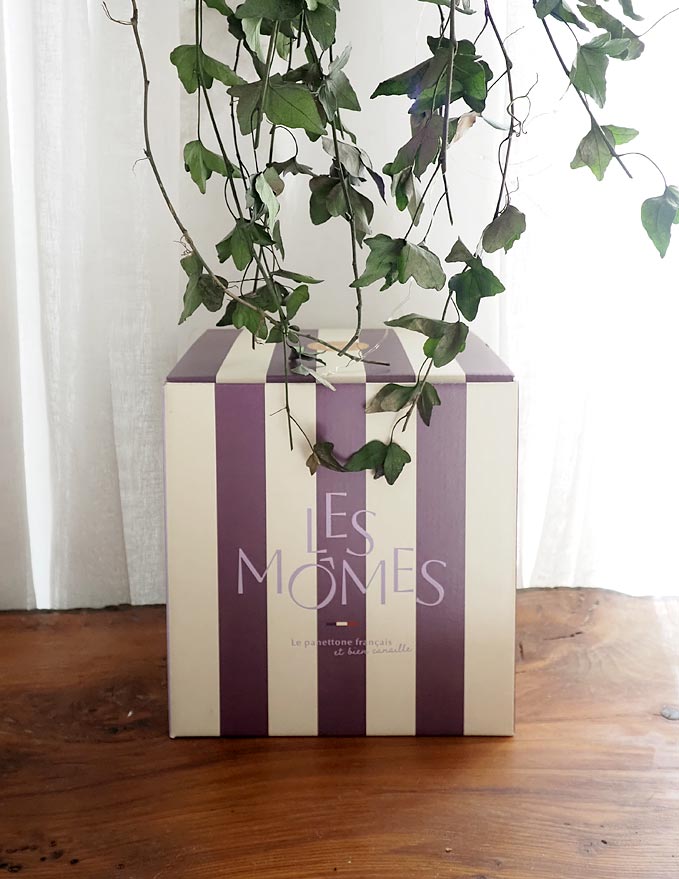 Boîte lilas du panettone trois chocolats Le Ohlala et son étiquette Les Mômes