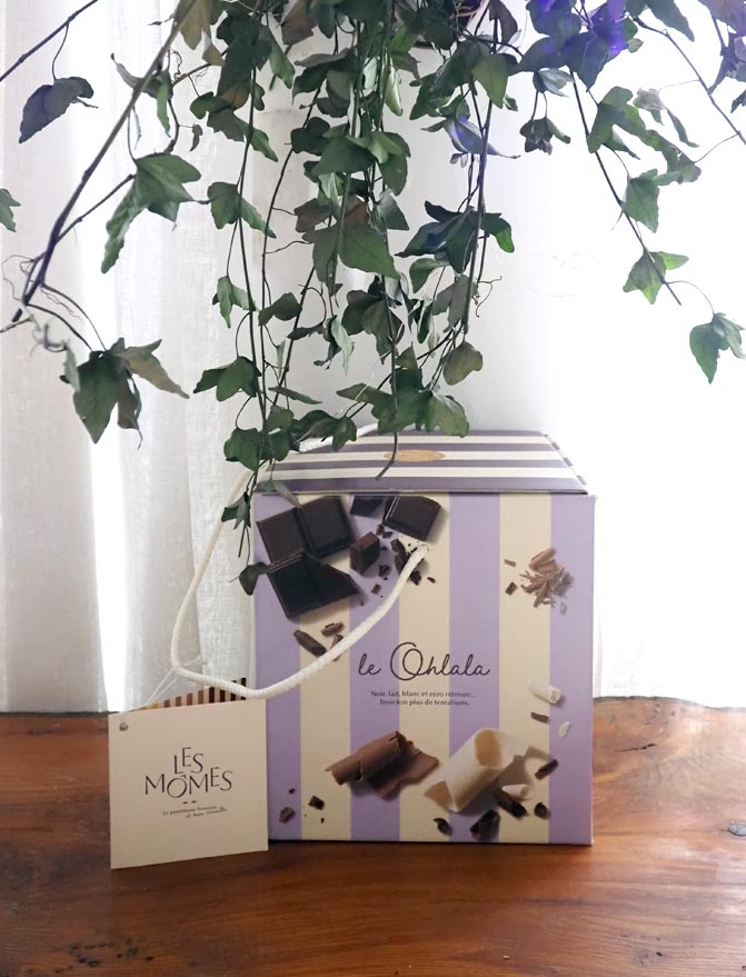 Boîte lilas du panettone trois chocolats Le Ohlala et son étiquette Les Mômes