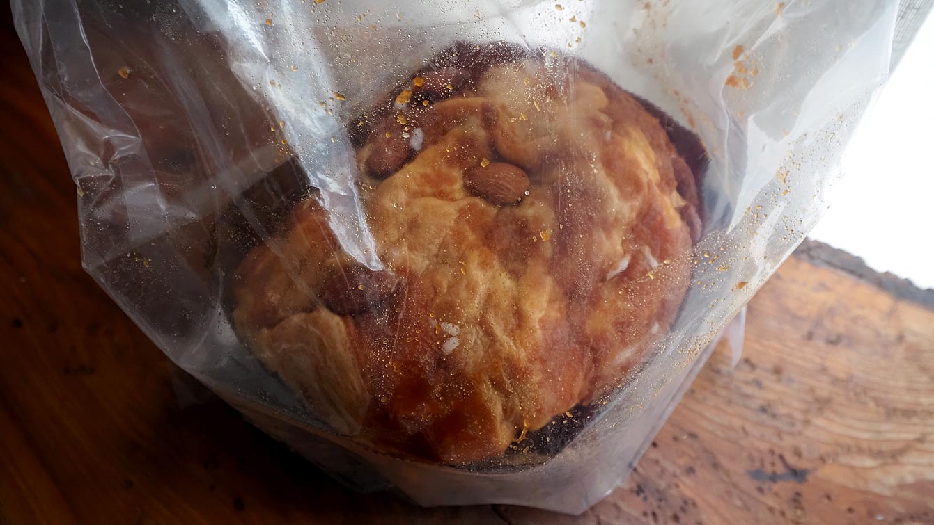 Panettone L'Effronté dans son sachet transparent, sucre en grains et amandes