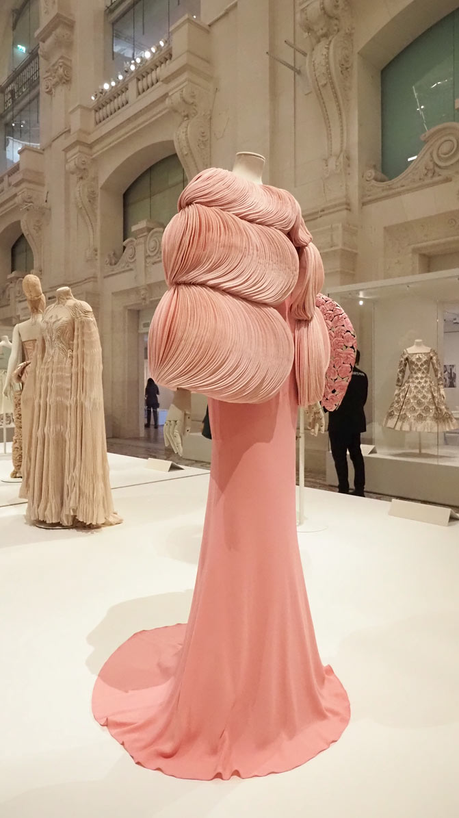 robe rose Valentino de l'affiche de l'exposition Look au musée des Arts décoratifs