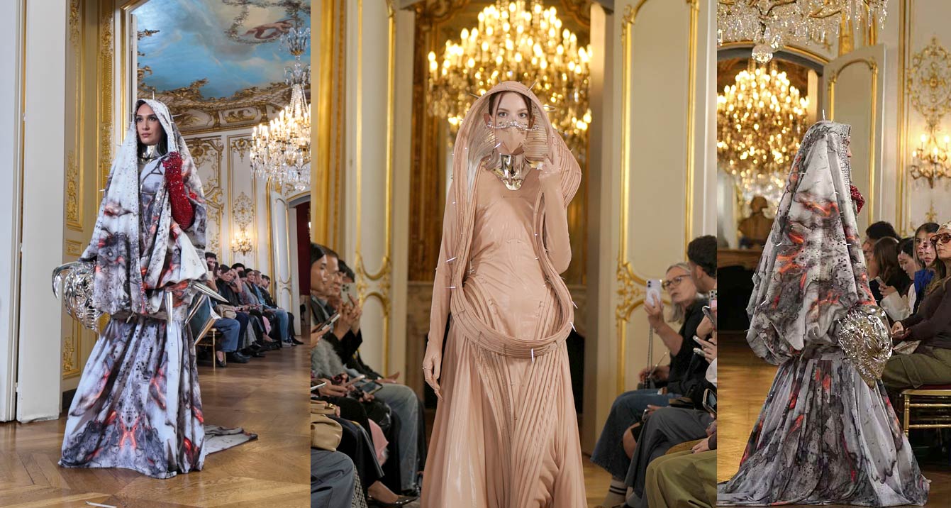 Mannequin en longue robe à capuche à imprimé gris et rouge, gant rouge et sac argenté métallique, défilant dans un salon de l'Hôtel Le Marois lors du défilé NEXT ASIA à la Paris Fashion Week, Mannequin en robe longue plissée couleur nude à capuche, visage couvert d'un masque doré, défilant sous un lustre en cristal de l'Hôtel Le Marois pendant le défilé NEXT ASIA