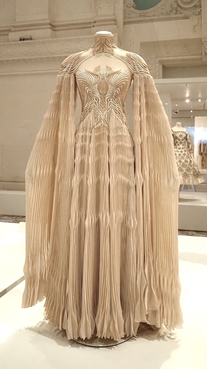 robe Gaia d'Iris van Herpen