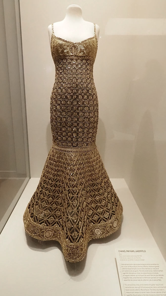 robe Chanel de Karl Lagerfeld brodée d'or, don de Mouna Ayoub, exposition Look au musée des Arts décoratifs