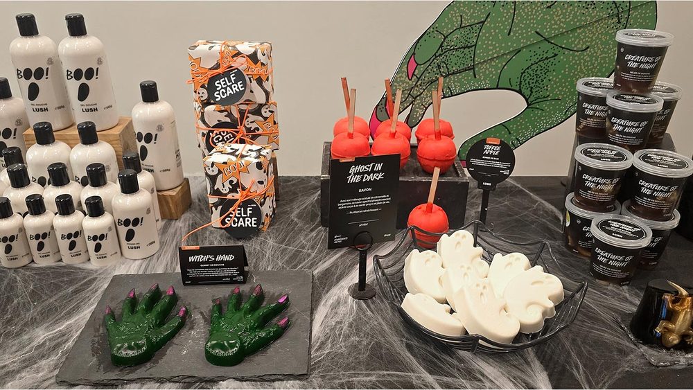 Collection Lush Halloween présentée avec une main de sorcière verte et des toiles d'araignée