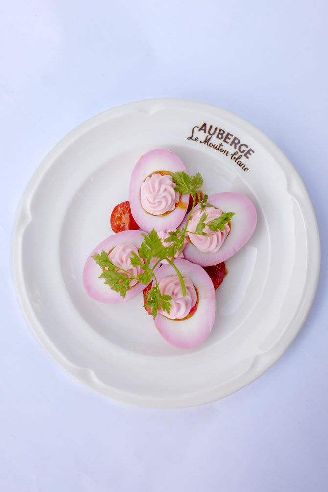 Œuf mayonnaise rose de l'Auberge du Mouton Blanc.