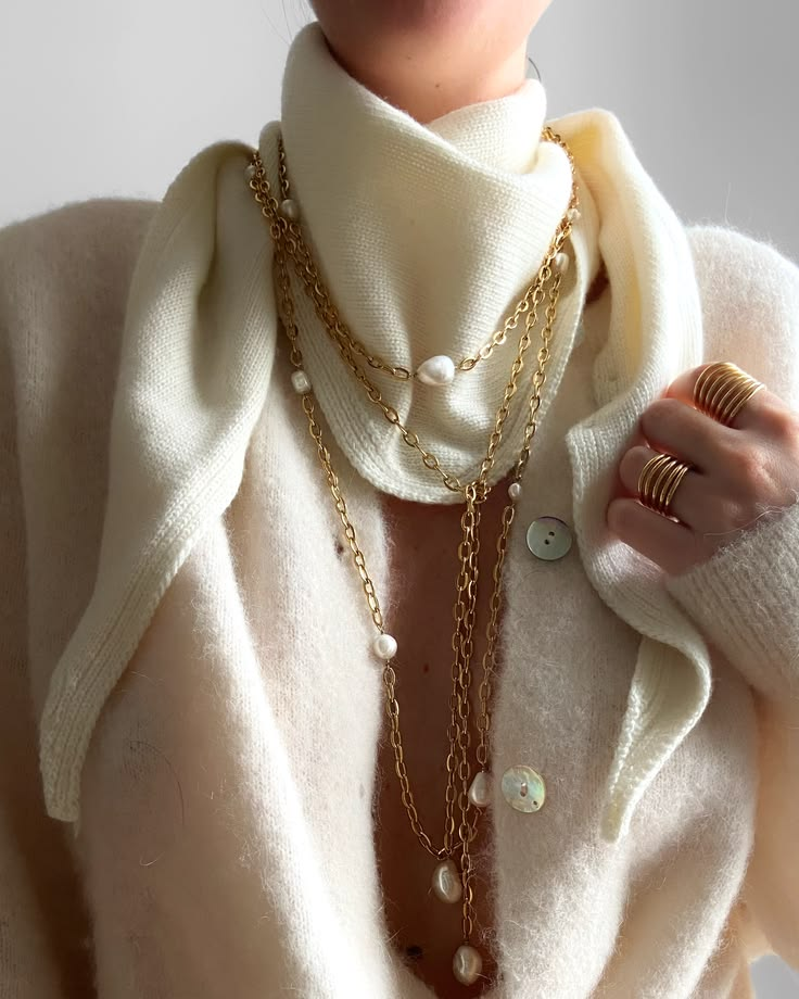 Sautoir chaînes et perles sur robe longue en maille