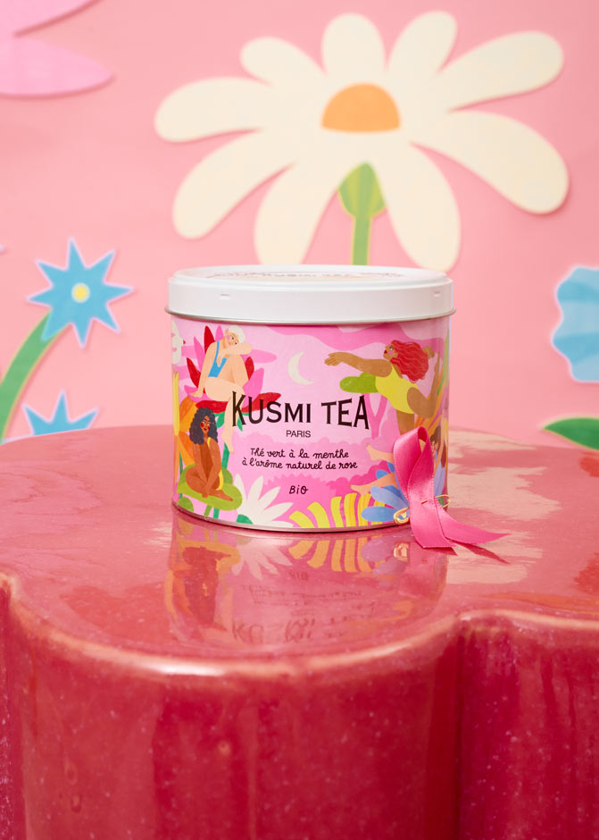 Boîte Kusmi Tea Octobre Rose, femmes et fleurs roses.