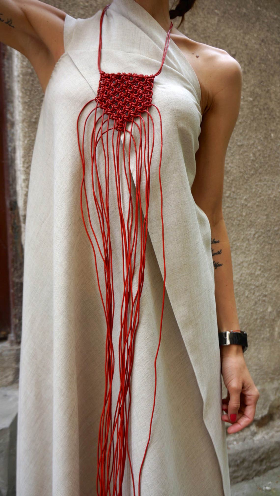 Sautoir statement en macramé de cuir rouge