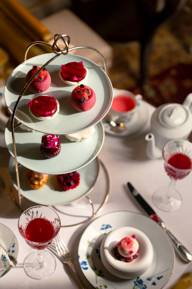 Pâtisseries roses du tea time Octobre Rose au Shangri-La Paris.