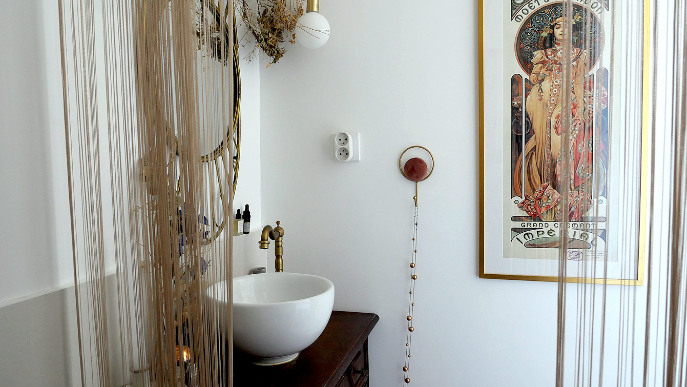 Avant après :  salle de bain en mode récup' avec mobilier chiné pour style campagne - art deco