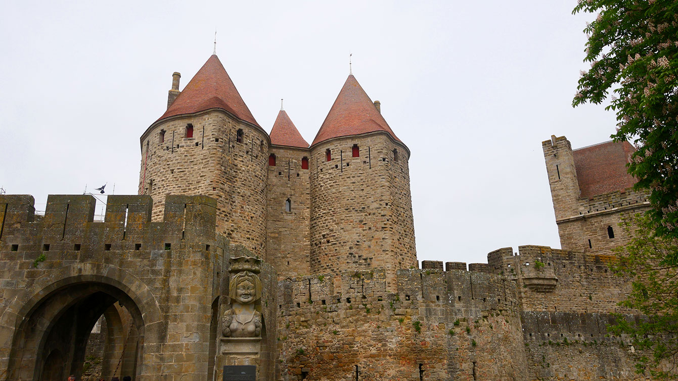 La Cité Médiévale de Carcassonne : Dame Carcas veille à l'entrée... 
