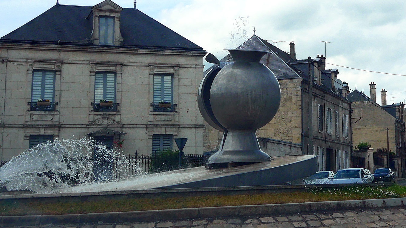 Soissons : sculpture fontaine représentant le vase brisé. Guy Lartigue l’a conçue en inox d’une hauteur de 2m environ avec un socle en pierres 