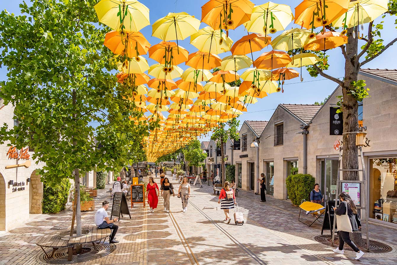 Ciel de parapluies et de tournesols à Bercy Village, Patrícia Cunha
