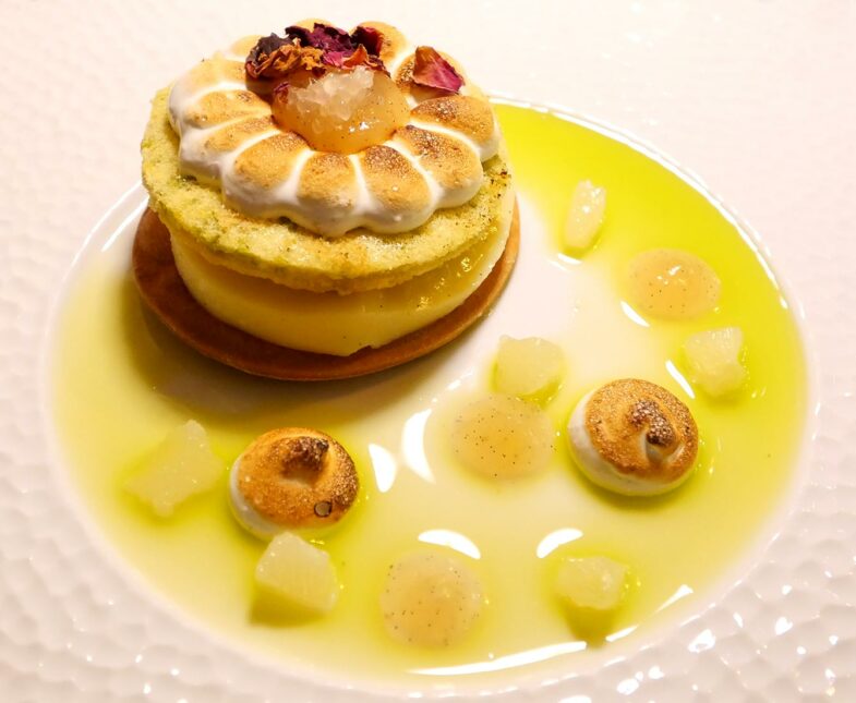 En dessert : IN A CITRUS RELATIONSHIP - Entremet bergamote vanille, eau de rose, huile pistache