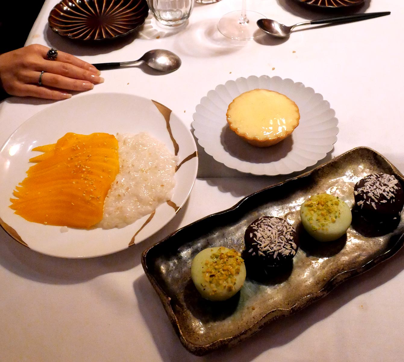 Restaurant Dragon : Sticky rice coco, mangue fraiche / Tartelette au citron yuzu / Mochis glacés croquants
