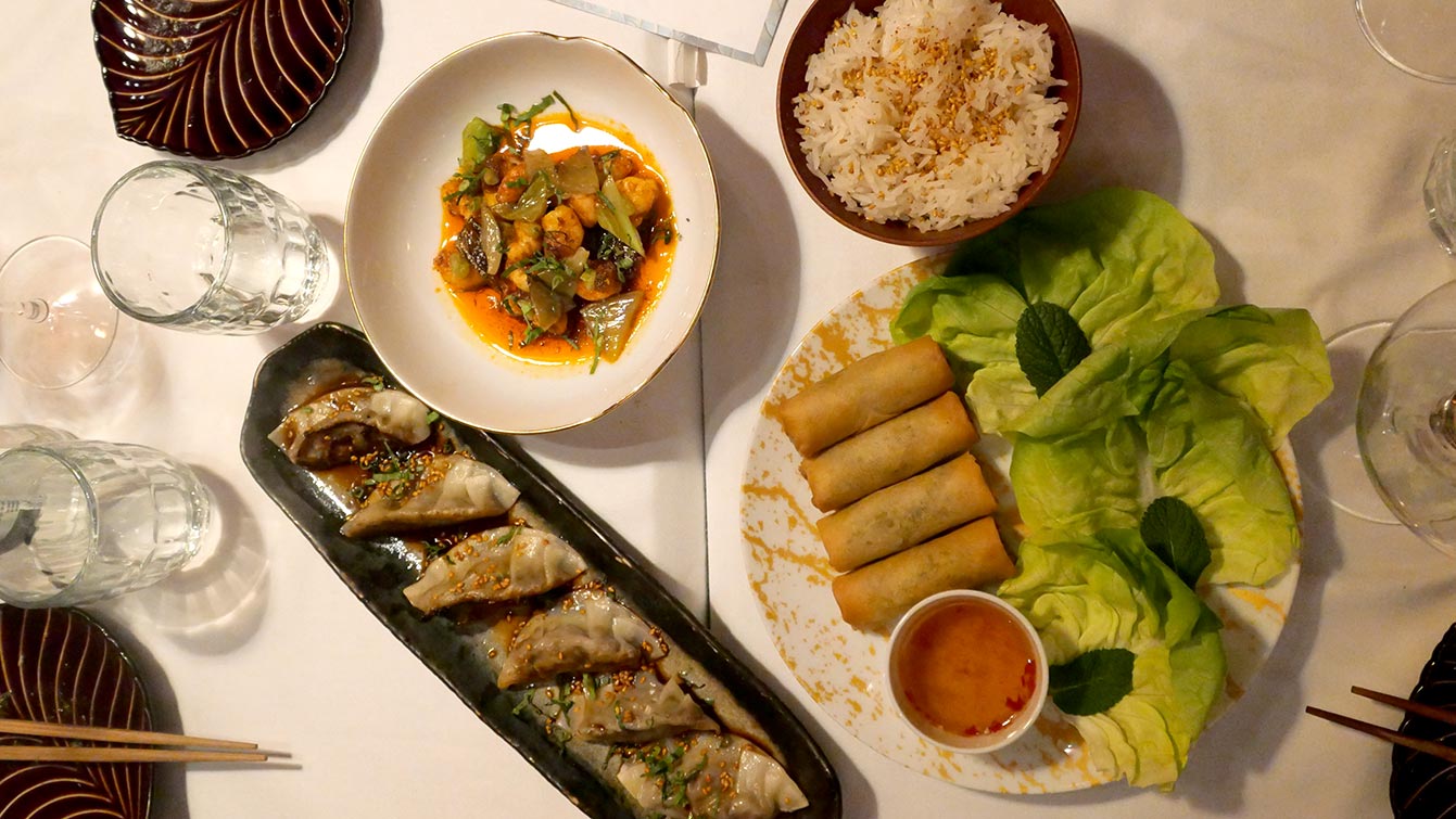 Restaurant Dragon : Crevettes impériales au saté, pak choi / Gyozas de bœuf, gingembre, Nems de poulet, curry Madras /  Riz parfumé