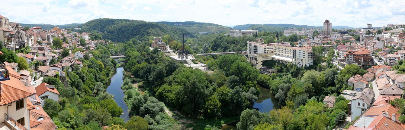 L'ancienne capitale médiévale bulgare, Veliko Tarnovo, est perchée sur des collines au-dessus de la rivière sinueuse Yantra