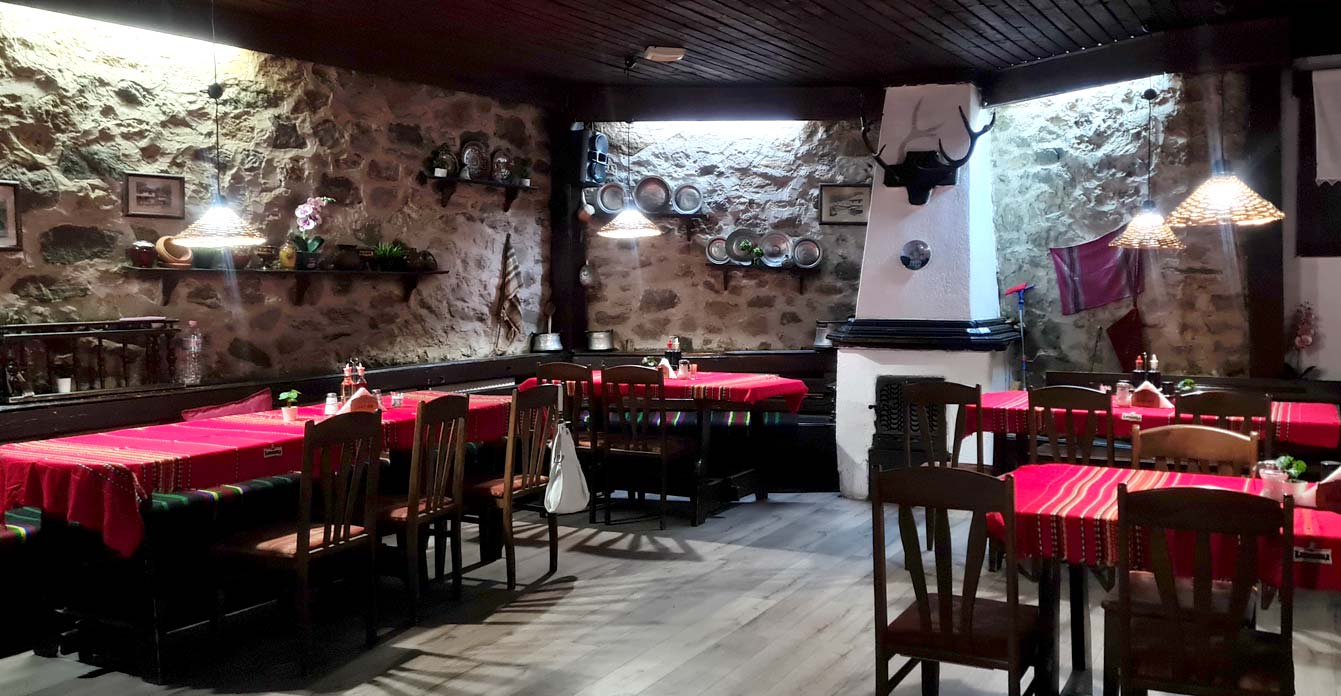 Intérieur du restaurant механа Под Старата Круша, Koprivchtitsa