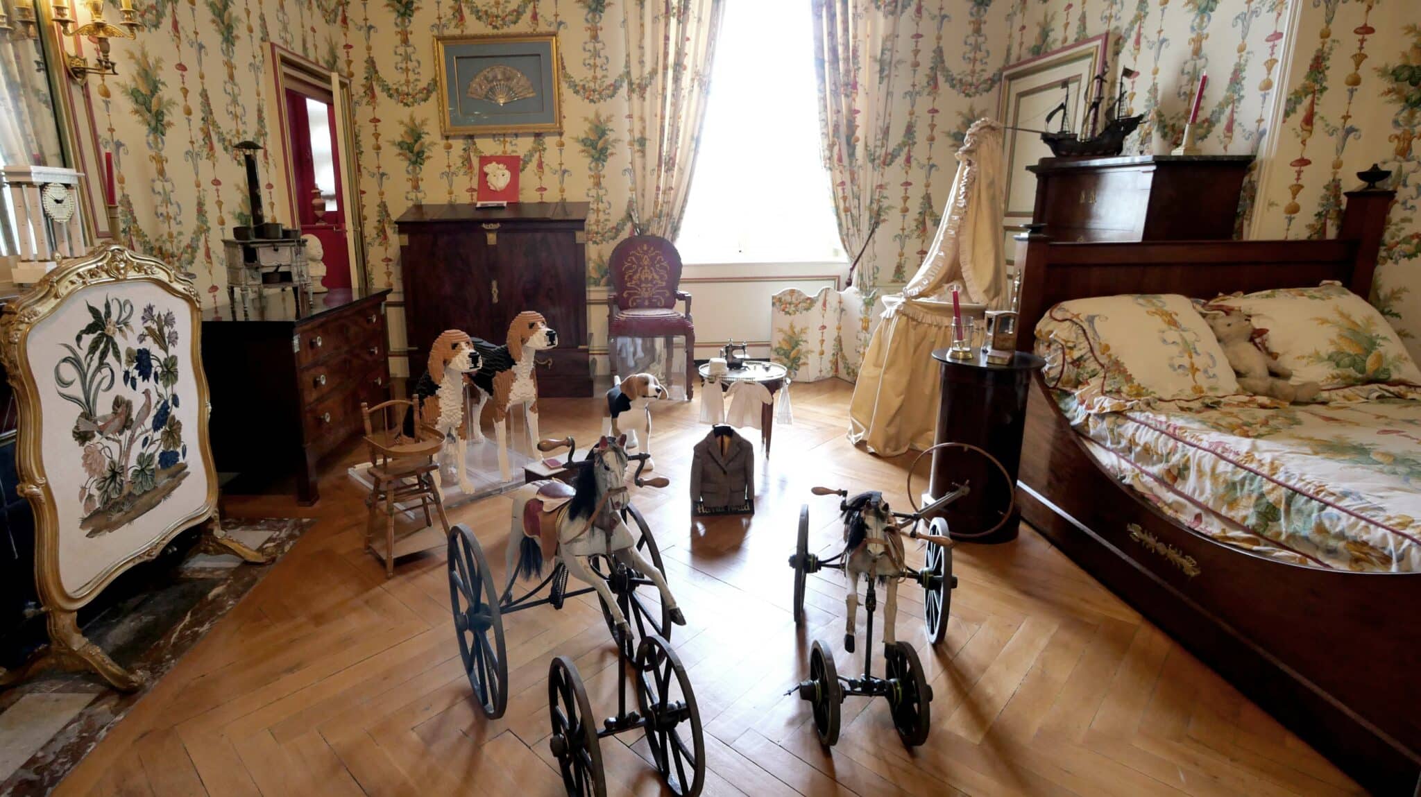 Jouets, chiens en Lego dans une chambre, château de Cheverny