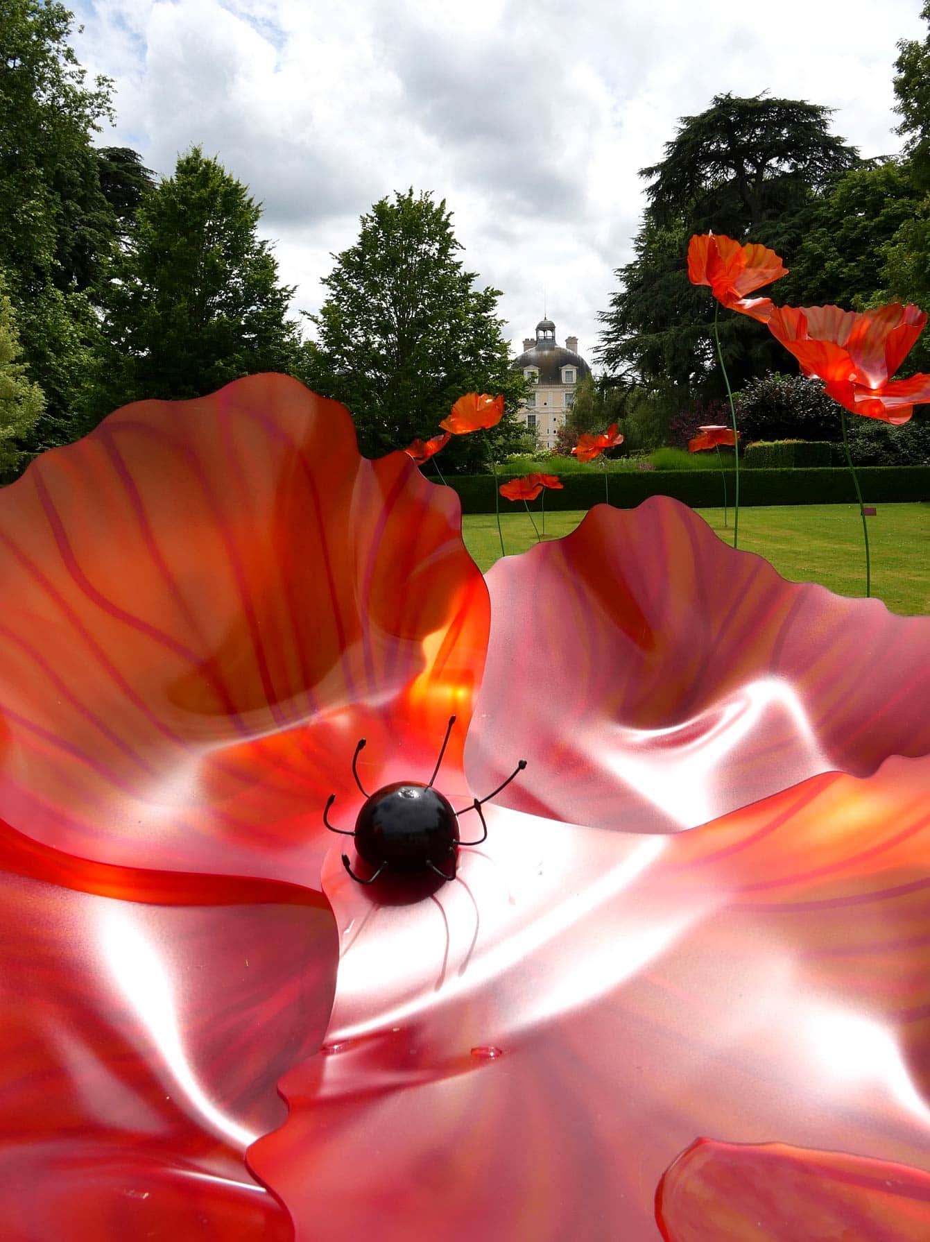 Des coquelicots géants au Château de Cheverny, oeuvre d'Alexis Boyer