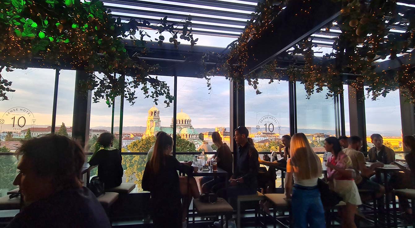 Sense Rooftop Bar, Sofia : vue sur  La cathédrale saint Alexandre Nevsky