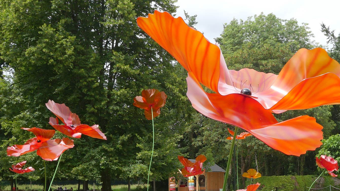 Des coquelicots géants au Château de Cheverny, oeuvre d'Alexis Boyer