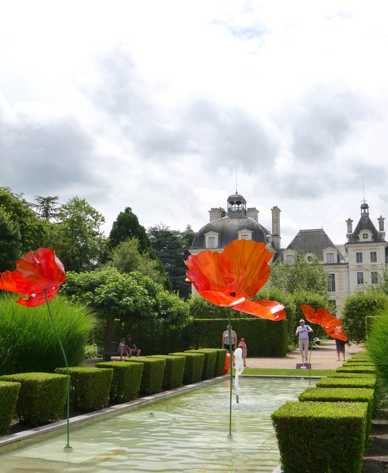 Des coquelicots géants au Château de Cheverny, oeuvre d'Alexis Boyer