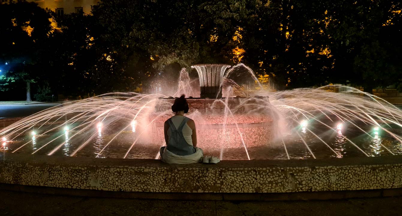 Fontaine d'eau décorative sur la place centrale de Sofia