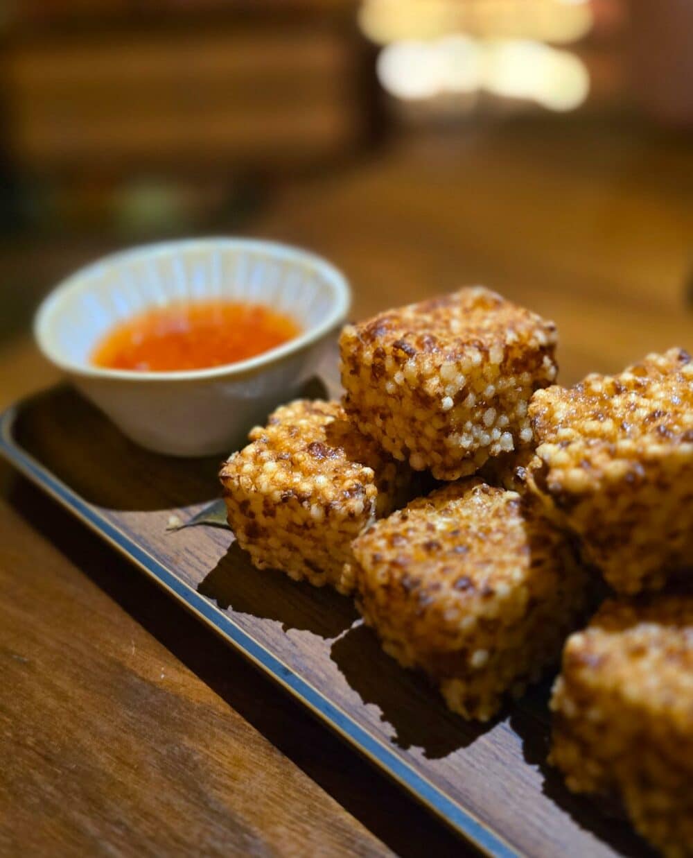 Uma Nota Paris : Dadihnos de tapioca (dés frits de tapiooca et fromage, sauce iagre douce)