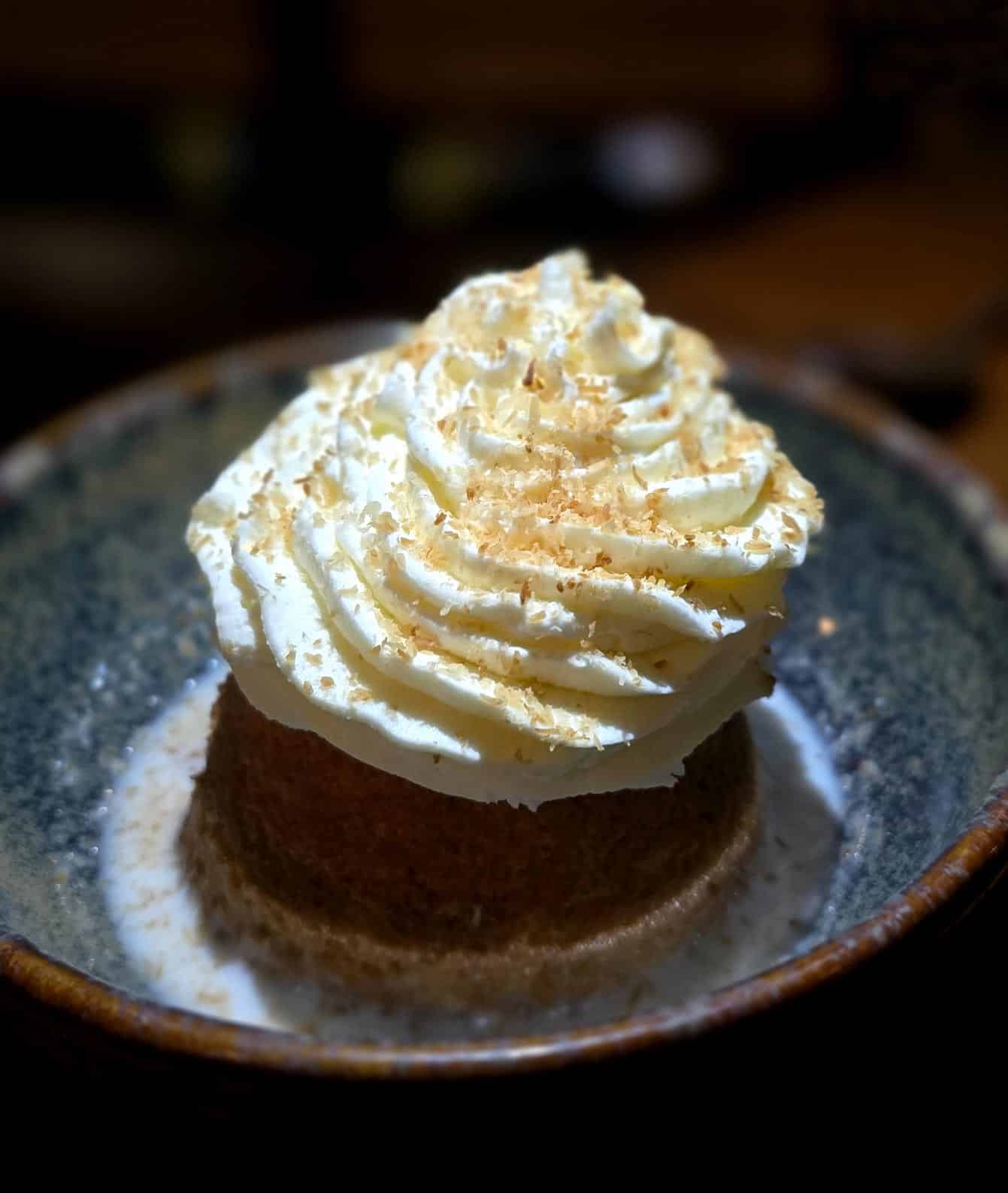 Baba à la cachaça (biscuit moelleux imbibé de lait de coco et cachaça, crème fouettée)