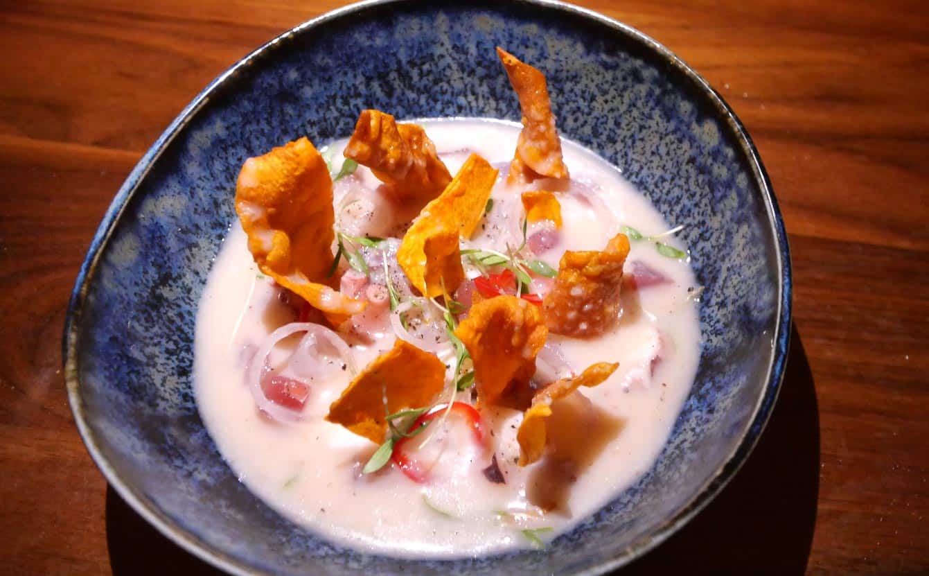Ceviche de tres peixes (ceviche de trois poissons du marché, crème de maïs, leche de tigre, échalotes et chips de patate douce)
