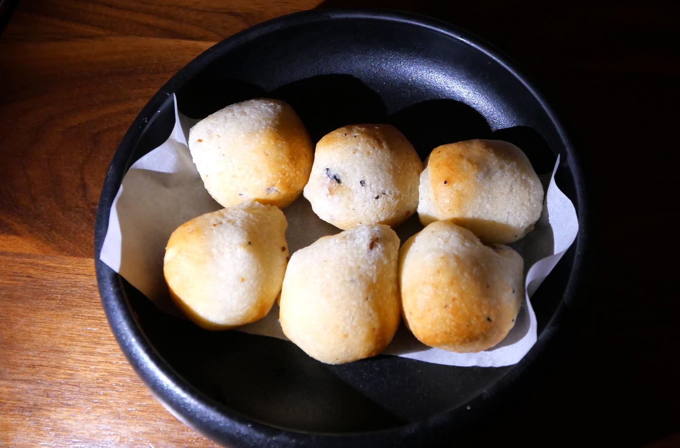 Uma Nota Paris : Pao de queijo de trufa (petits pains au fromage brésilien à la truffe),