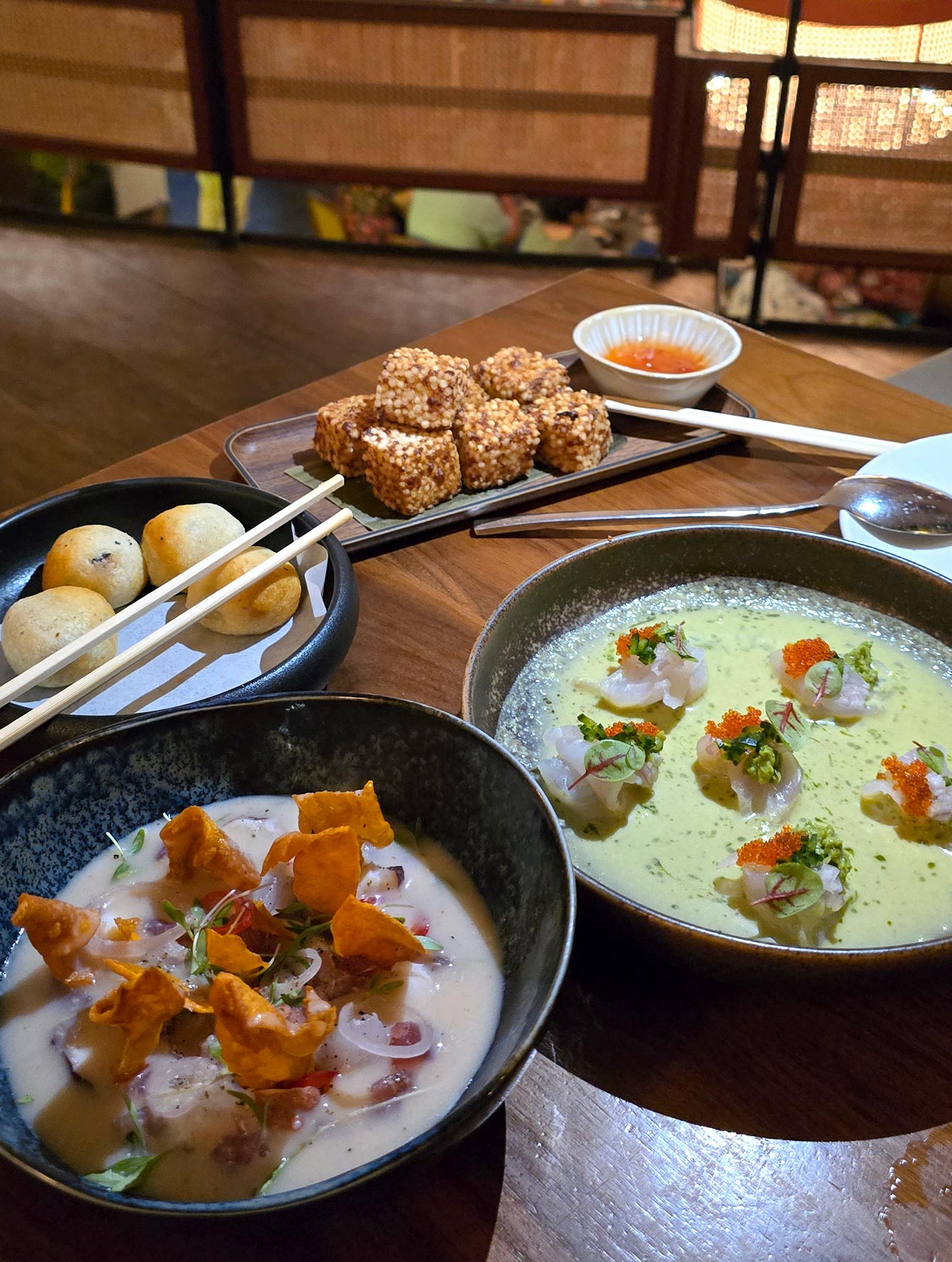 Table Uma Nota Paris : ceviche et entrées