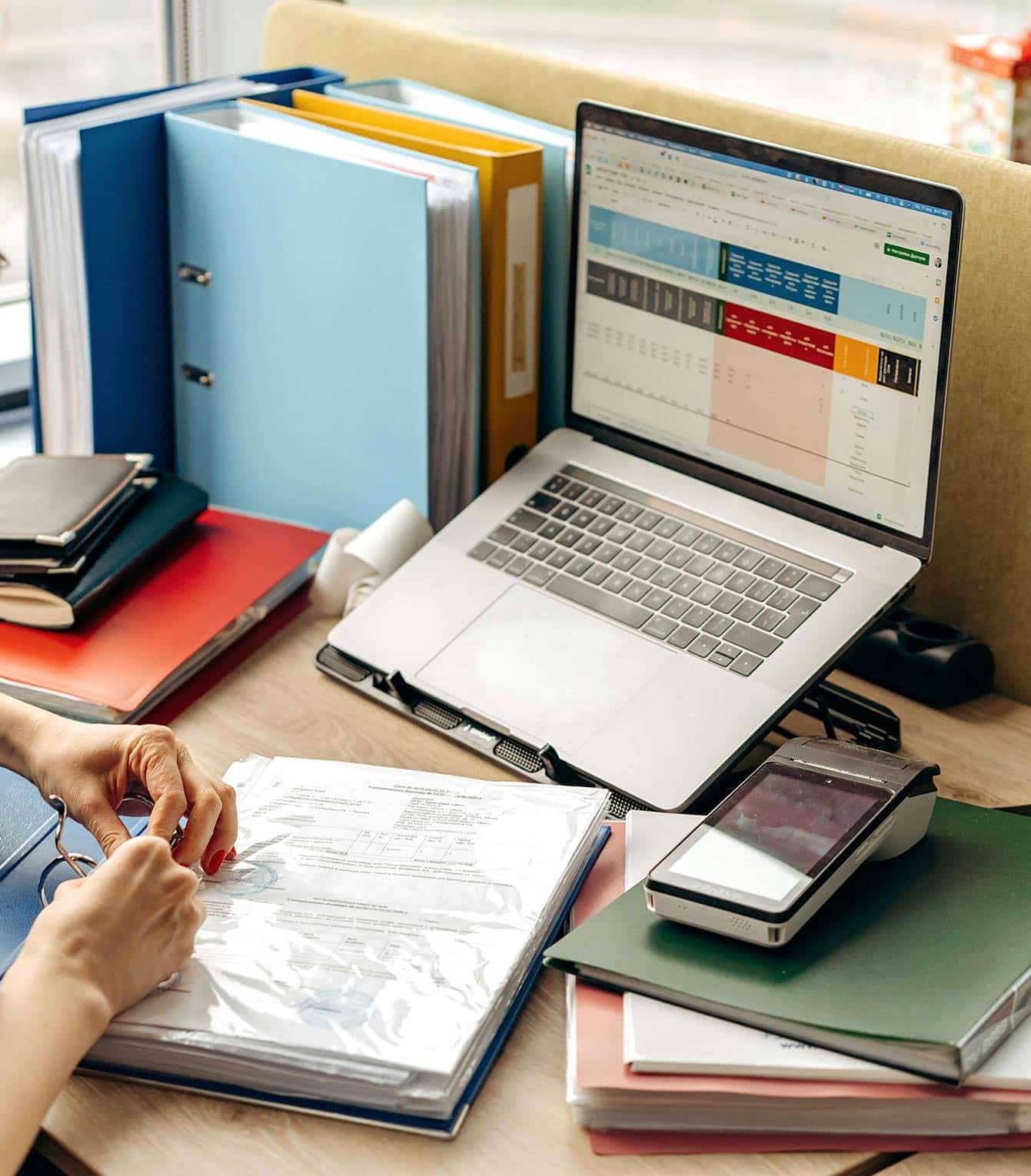 Le stockage numérique : choisir entre classement physique et numérique dépend des habitudes personnelles. 