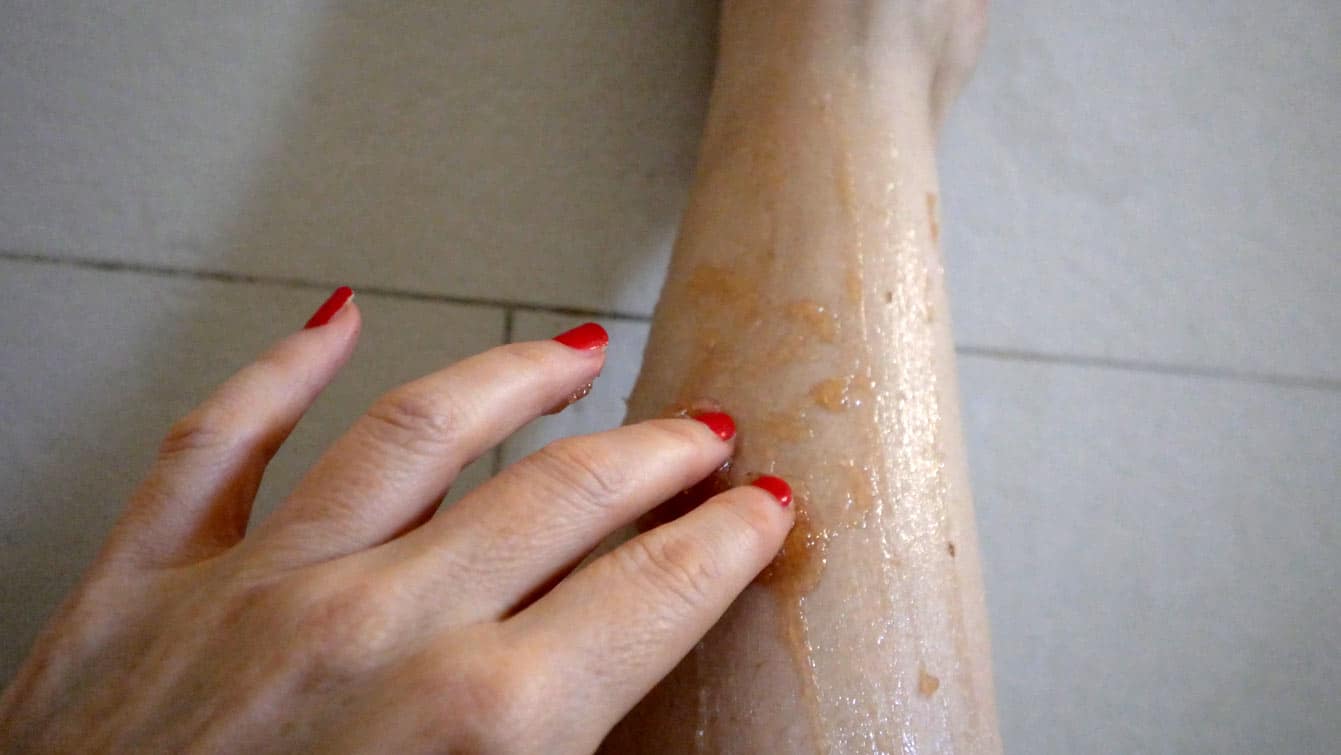 application du Gommage Oriental sur la jambe aux Protéines de Soie, la Sultane de Saba