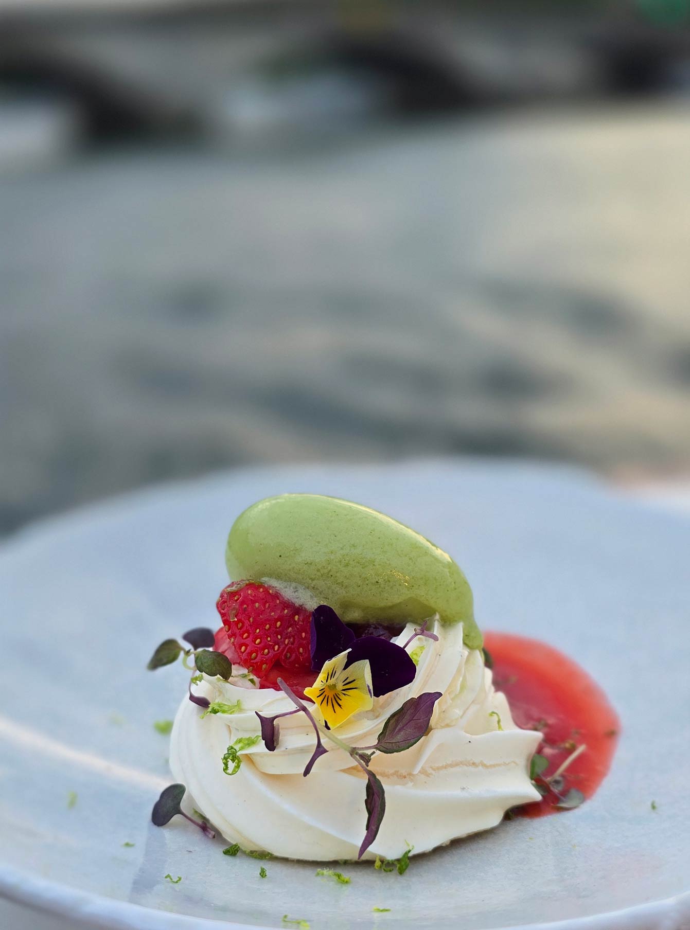 Riviera Fuga, Paris, Pavlova fraise, shiso, meringue, huile d'olive