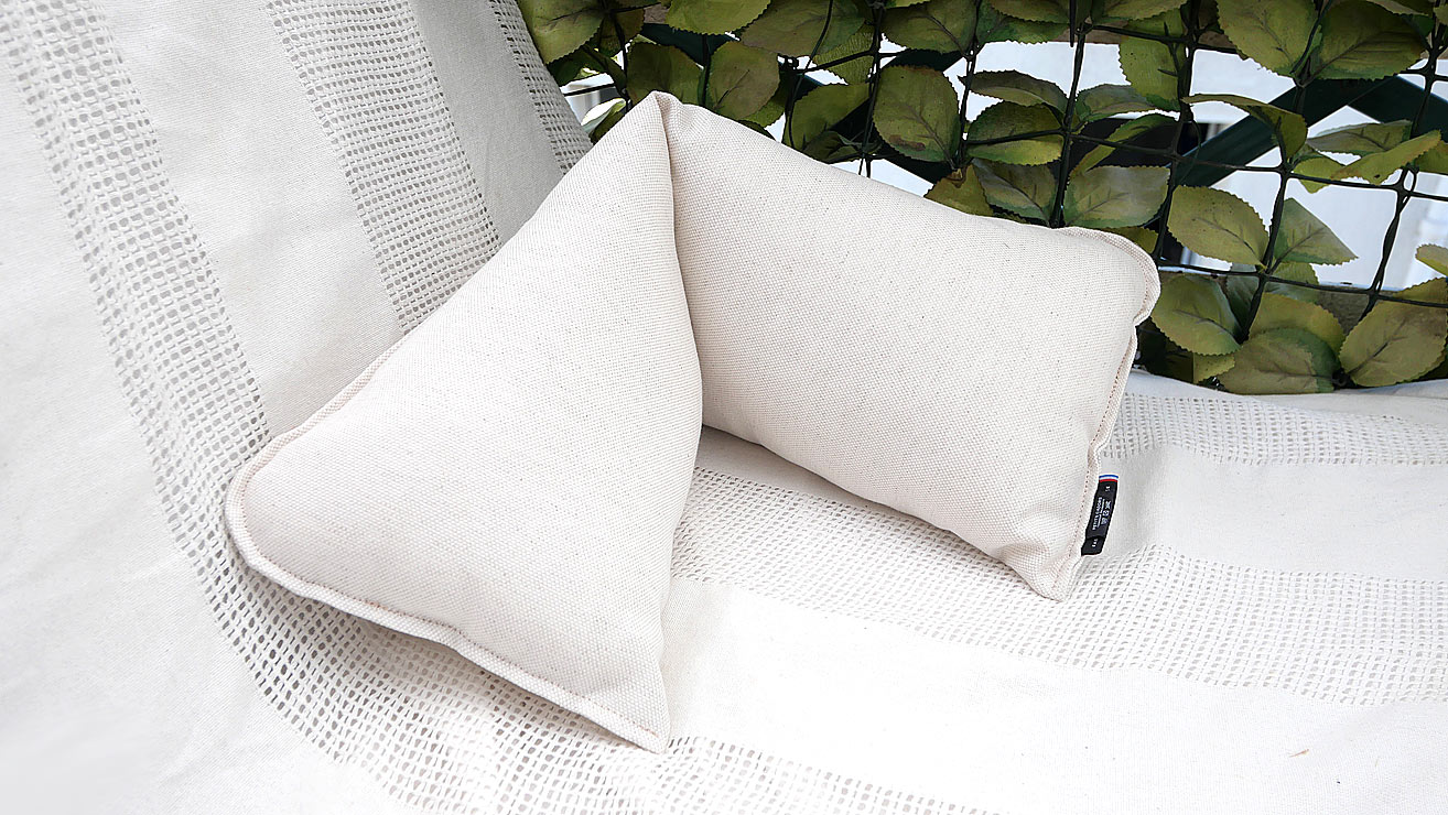 Le coussin "Petits Cadors" Epicure Casablanca outdoor,  le coussin d'extérieur cale nuque sur une palette