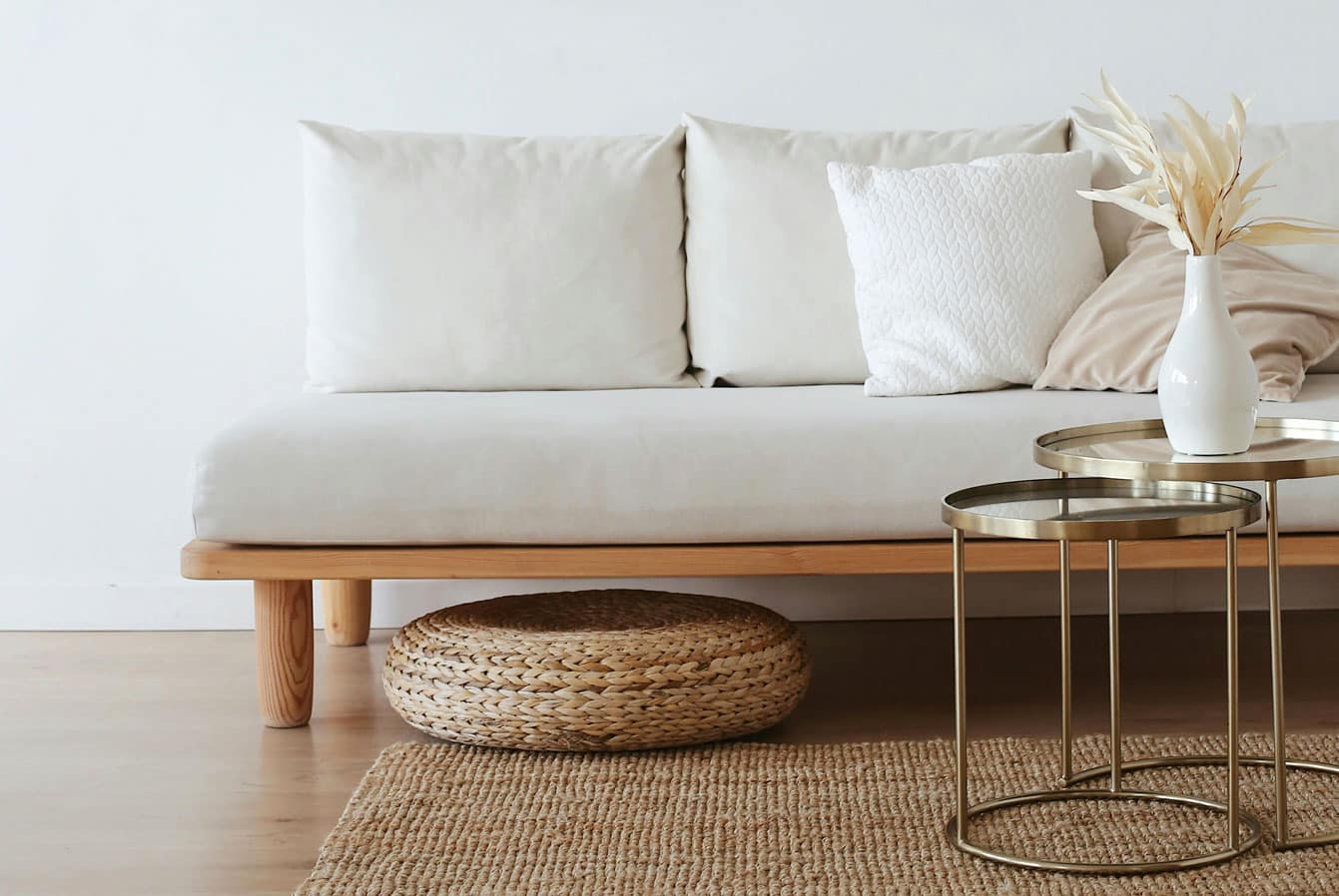 Canapé blanc dans un intérieur minimaliste