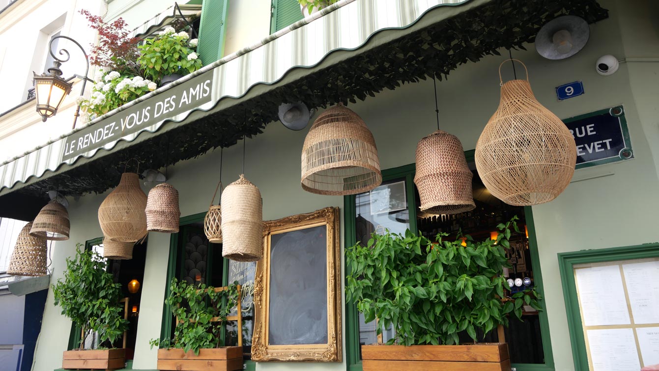 Les suspensions du Restaurant Le Rendez-vous des Amis : à  Montmartre