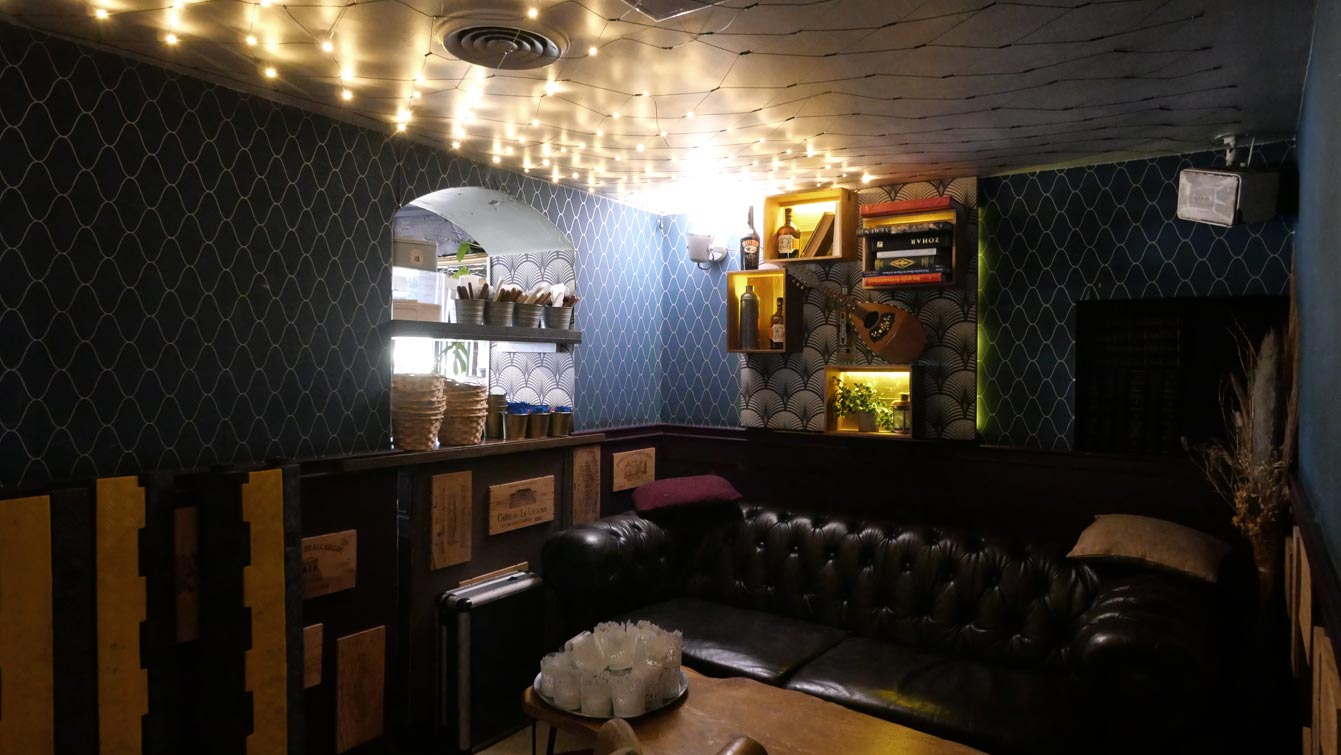 Restaurant Le Rendez-vous des Amis  : intérieur du restaurant, côté salon caché